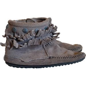 Minnetonka Moccasin Boots Size 6.5 Fringe Layers Taupe Gray Shoes
